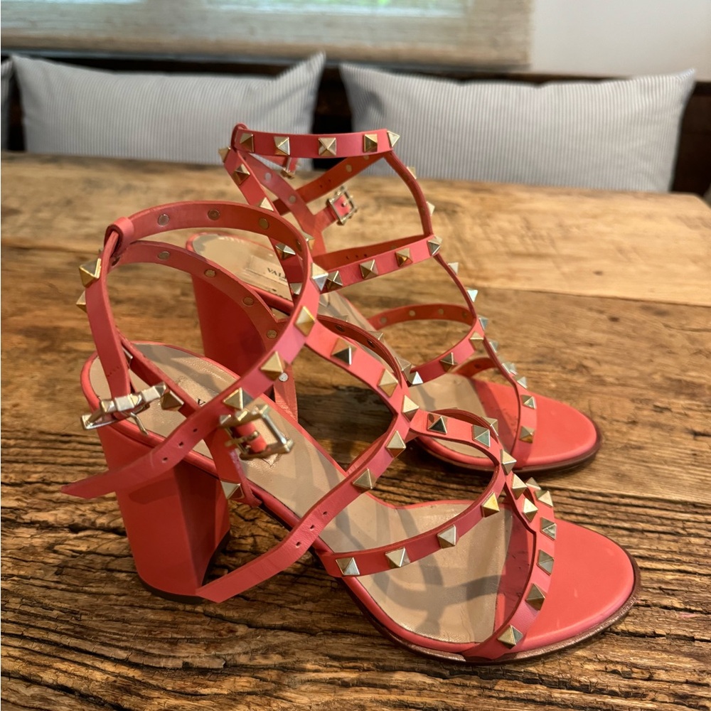 VALENTINO ROCKSTUD Coral Leather Sandals